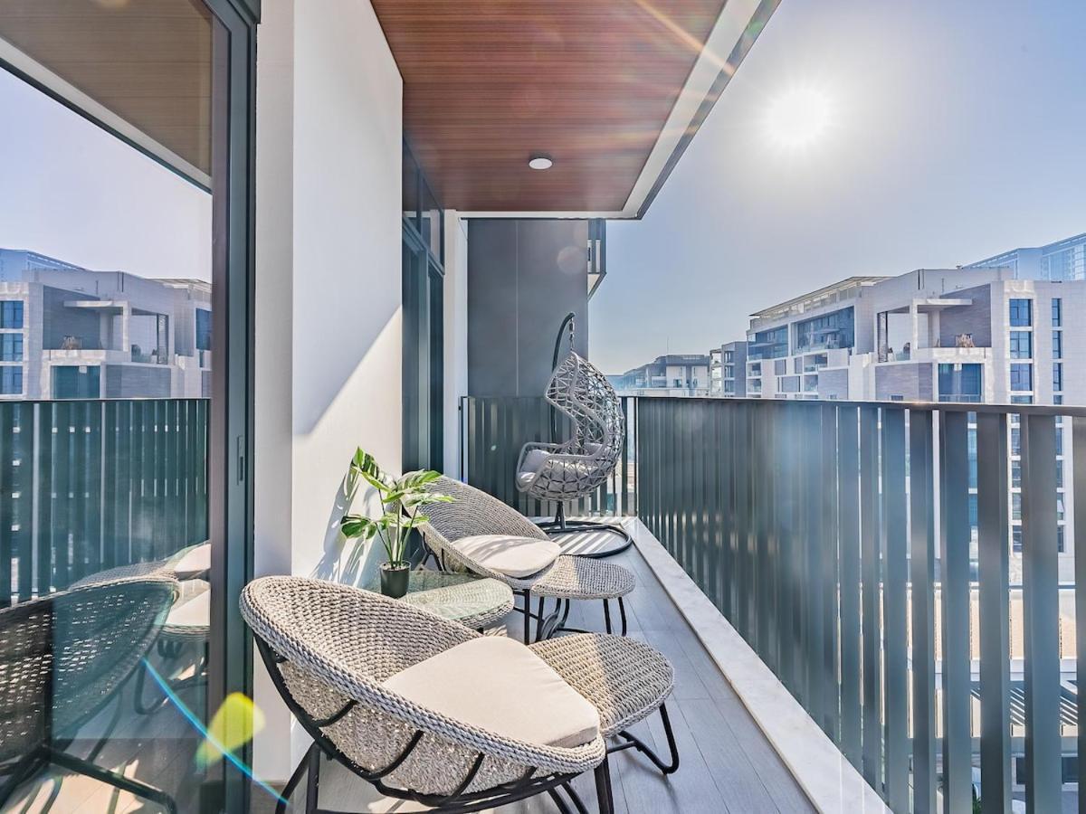Modern & Luxury 1br -pool View - Kensington Waters Dubai