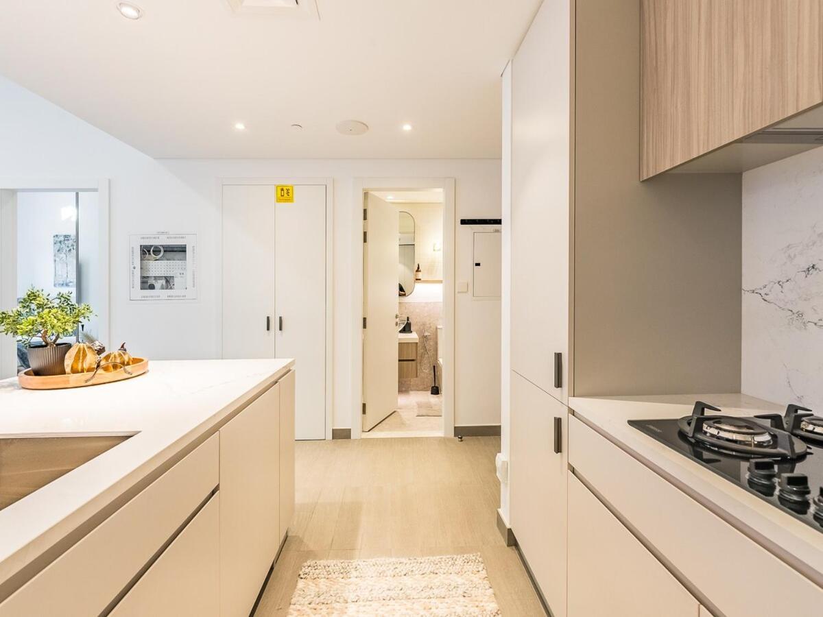 Modern & Luxury 1br -pool View - Kensington Waters