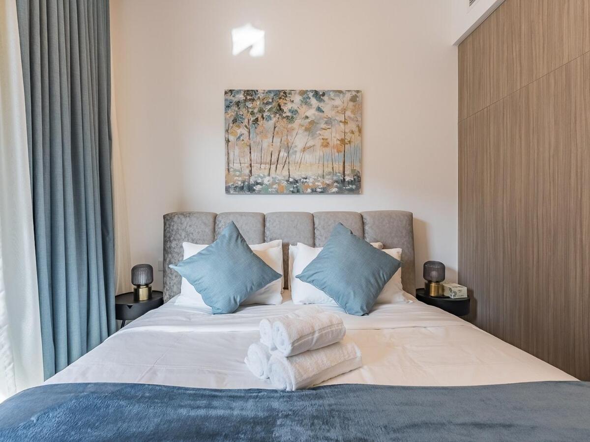 Modern & Luxury 1br -pool View - Kensington Waters Dubai