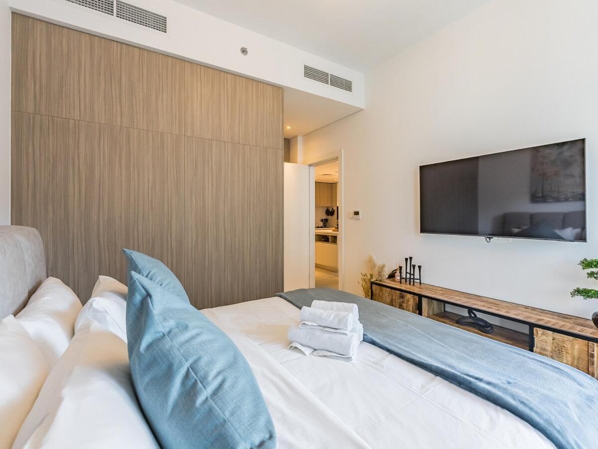 Modern & Luxury 1br -pool View - Kensington Waters Apartment Dubai
